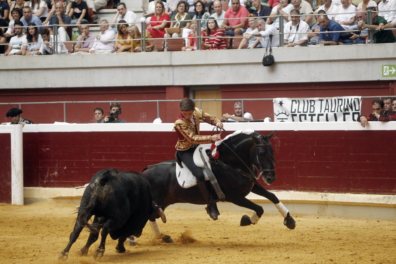 El rejoneador Pablo Hermoso de Mendoza y la francesa Lea Vicens salieron a hombros en el cierre ecuestre de la feria de San Mateo de Logroño, una tarde en la que el jinete navarro marcó la diferencia, con una actuación colosal, sobre todo en su primer enemigo