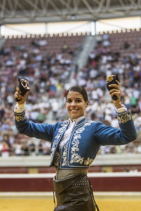 El rejoneador Pablo Hermoso de Mendoza y la francesa Lea Vicens salieron a hombros en el cierre ecuestre de la feria de San Mateo de Logroño, una tarde en la que el jinete navarro marcó la diferencia, con una actuación colosal, sobre todo en su primer enemigo