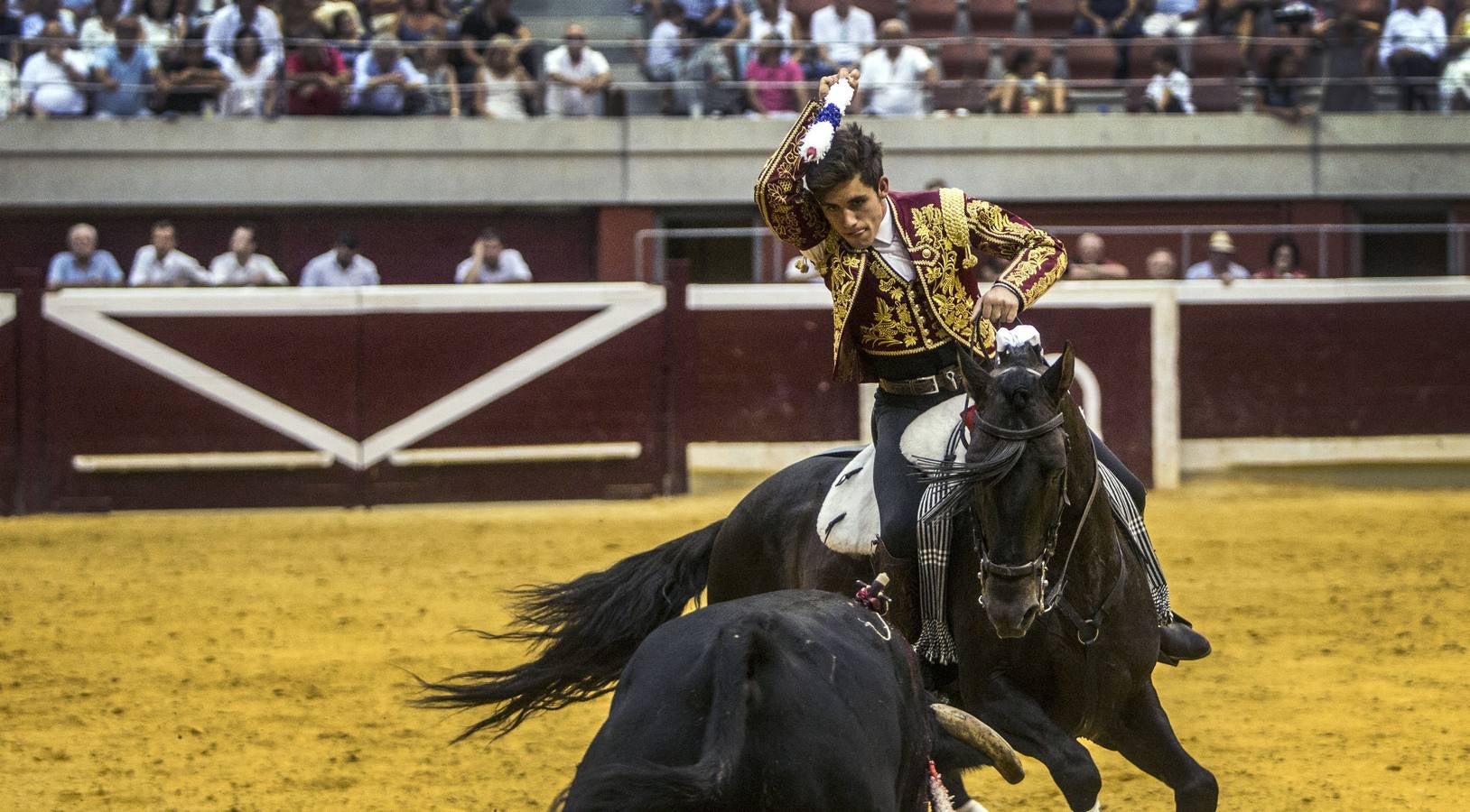 El rejoneador Pablo Hermoso de Mendoza y la francesa Lea Vicens salieron a hombros en el cierre ecuestre de la feria de San Mateo de Logroño, una tarde en la que el jinete navarro marcó la diferencia, con una actuación colosal, sobre todo en su primer enemigo