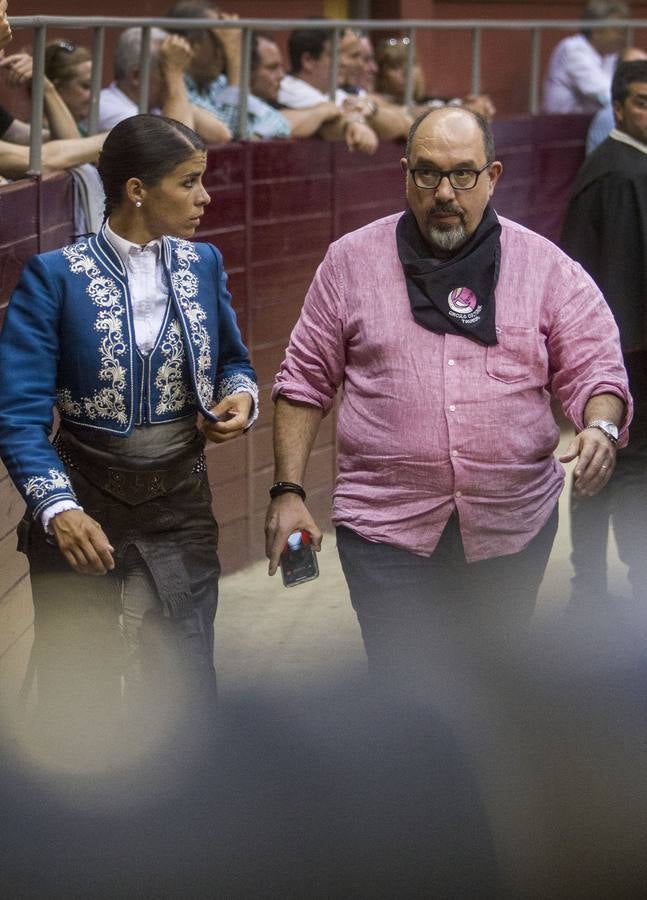 El rejoneador Pablo Hermoso de Mendoza y la francesa Lea Vicens salieron a hombros en el cierre ecuestre de la feria de San Mateo de Logroño, una tarde en la que el jinete navarro marcó la diferencia, con una actuación colosal, sobre todo en su primer enemigo