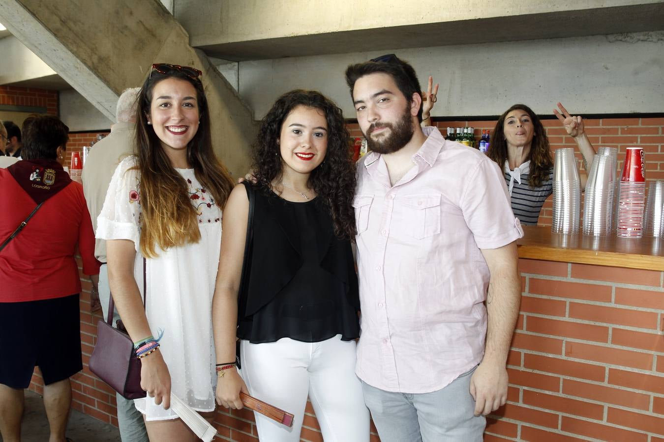 El rejoneador Pablo Hermoso de Mendoza y la francesa Lea Vicens salieron a hombros en el cierre ecuestre de la feria de San Mateo de Logroño, una tarde en la que el jinete navarro marcó la diferencia, con una actuación colosal, sobre todo en su primer enemigo