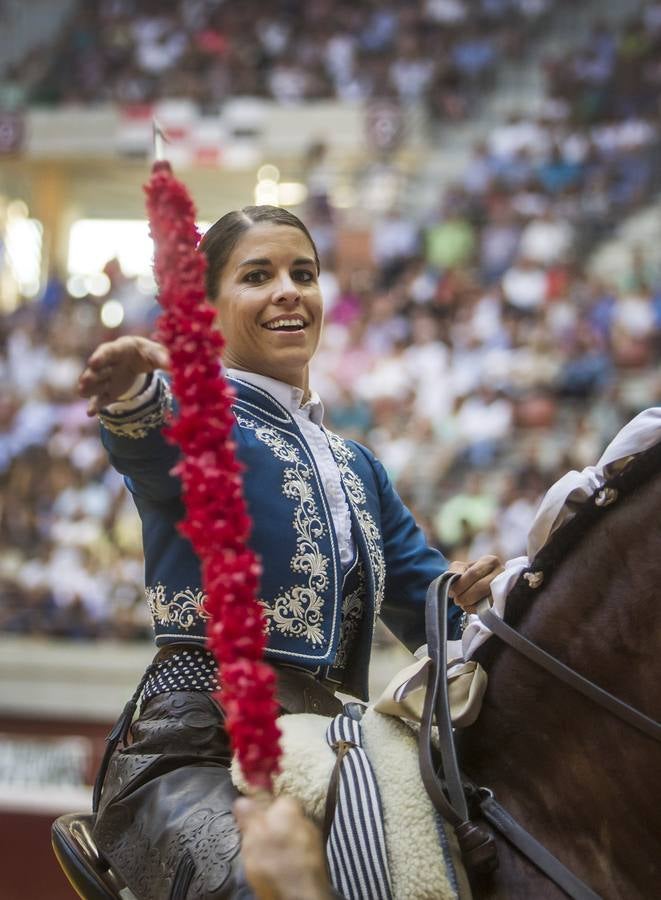 El rejoneador Pablo Hermoso de Mendoza y la francesa Lea Vicens salieron a hombros en el cierre ecuestre de la feria de San Mateo de Logroño, una tarde en la que el jinete navarro marcó la diferencia, con una actuación colosal, sobre todo en su primer enemigo