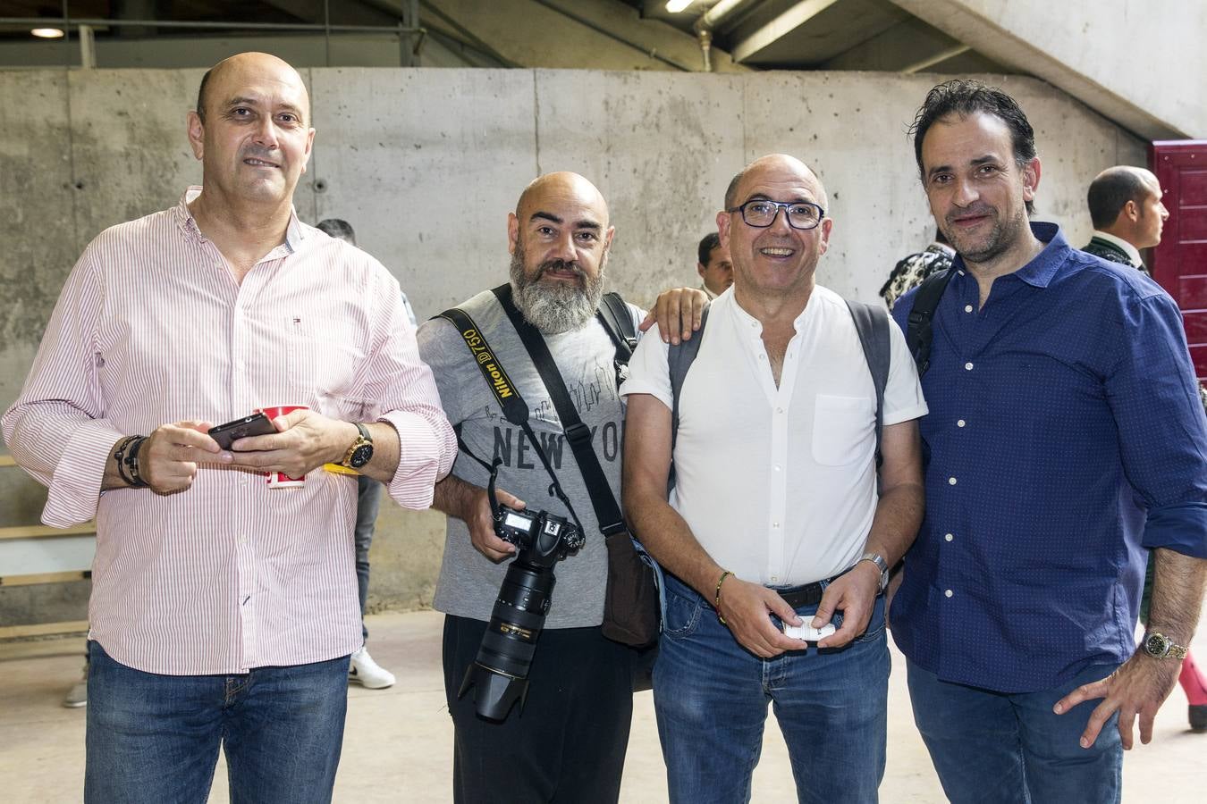 El rejoneador Pablo Hermoso de Mendoza y la francesa Lea Vicens salieron a hombros en el cierre ecuestre de la feria de San Mateo de Logroño, una tarde en la que el jinete navarro marcó la diferencia, con una actuación colosal, sobre todo en su primer enemigo