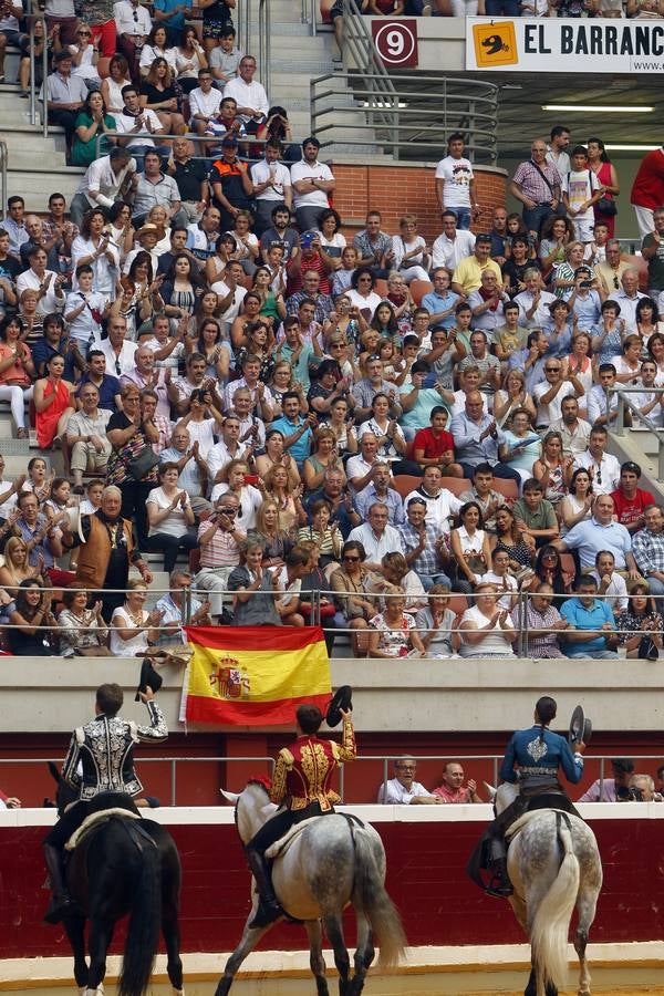 El rejoneador Pablo Hermoso de Mendoza y la francesa Lea Vicens salieron a hombros en el cierre ecuestre de la feria de San Mateo de Logroño, una tarde en la que el jinete navarro marcó la diferencia, con una actuación colosal, sobre todo en su primer enemigo