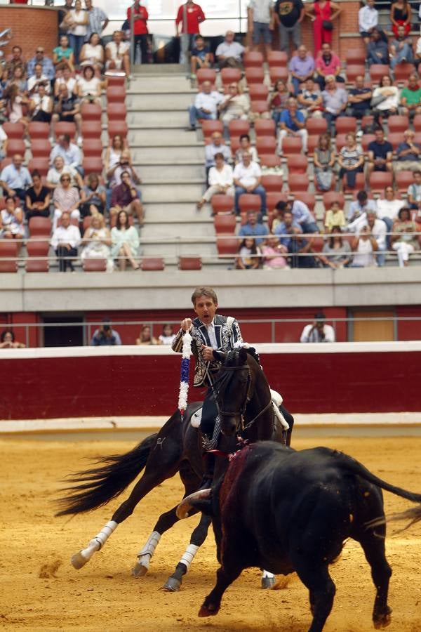 El rejoneador Pablo Hermoso de Mendoza y la francesa Lea Vicens salieron a hombros en el cierre ecuestre de la feria de San Mateo de Logroño, una tarde en la que el jinete navarro marcó la diferencia, con una actuación colosal, sobre todo en su primer enemigo