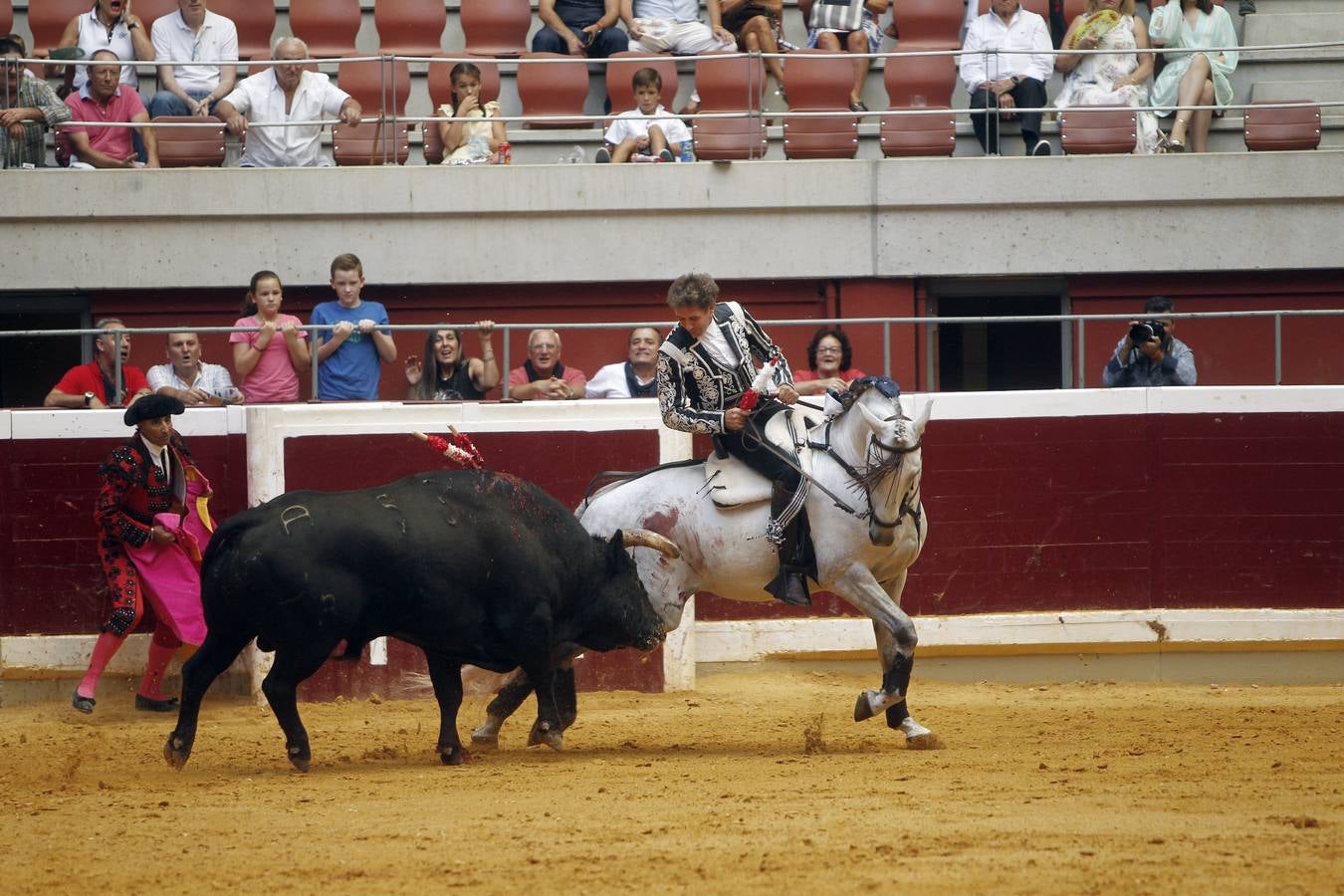 El rejoneador Pablo Hermoso de Mendoza y la francesa Lea Vicens salieron a hombros en el cierre ecuestre de la feria de San Mateo de Logroño, una tarde en la que el jinete navarro marcó la diferencia, con una actuación colosal, sobre todo en su primer enemigo