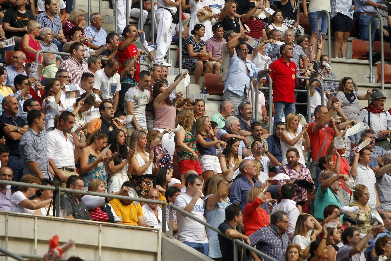 El rejoneador Pablo Hermoso de Mendoza y la francesa Lea Vicens salieron a hombros en el cierre ecuestre de la feria de San Mateo de Logroño, una tarde en la que el jinete navarro marcó la diferencia, con una actuación colosal, sobre todo en su primer enemigo