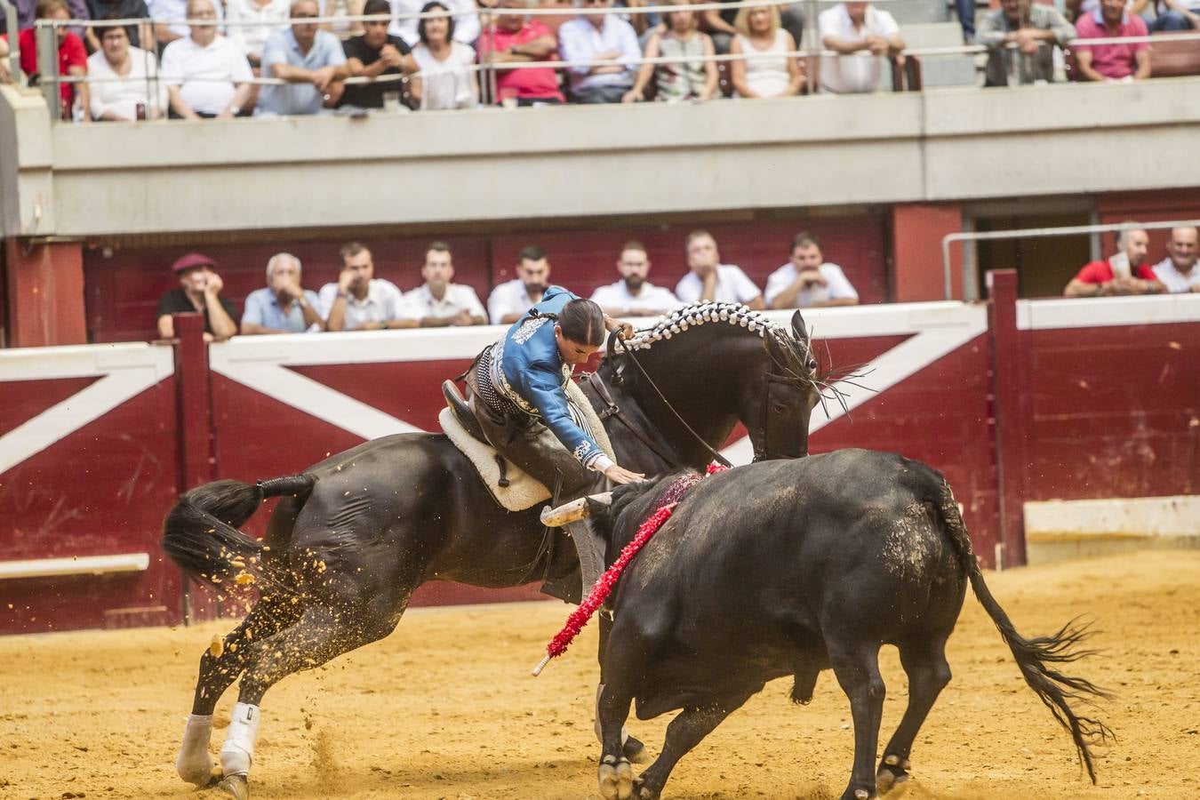 El rejoneador Pablo Hermoso de Mendoza y la francesa Lea Vicens salieron a hombros en el cierre ecuestre de la feria de San Mateo de Logroño, una tarde en la que el jinete navarro marcó la diferencia, con una actuación colosal, sobre todo en su primer enemigo