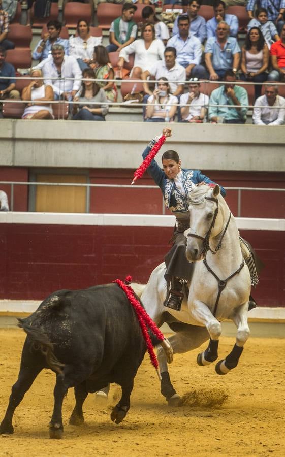 El rejoneador Pablo Hermoso de Mendoza y la francesa Lea Vicens salieron a hombros en el cierre ecuestre de la feria de San Mateo de Logroño, una tarde en la que el jinete navarro marcó la diferencia, con una actuación colosal, sobre todo en su primer enemigo