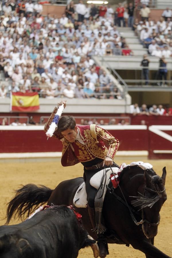 El rejoneador Pablo Hermoso de Mendoza y la francesa Lea Vicens salieron a hombros en el cierre ecuestre de la feria de San Mateo de Logroño, una tarde en la que el jinete navarro marcó la diferencia, con una actuación colosal, sobre todo en su primer enemigo