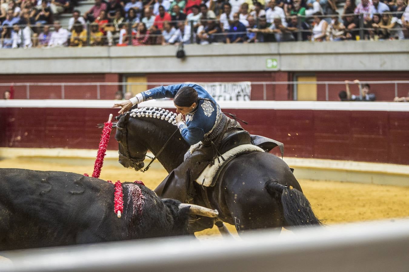 El rejoneador Pablo Hermoso de Mendoza y la francesa Lea Vicens salieron a hombros en el cierre ecuestre de la feria de San Mateo de Logroño, una tarde en la que el jinete navarro marcó la diferencia, con una actuación colosal, sobre todo en su primer enemigo