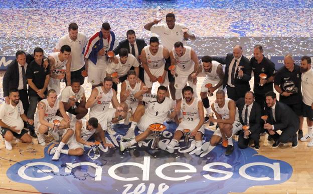 Jugadores y cuerpo técnico del Real Madrid celebran sobre la cancha su título de Supercopa ACB. :: efe