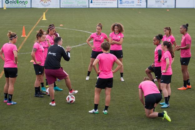 Las jugadoras del EDF Logroño reciben instrucciones por parte de Héctor Blanco en un entrenamiento. :: 