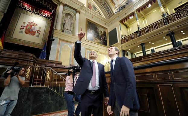 El presidente del PP, Pablo Casado (d), junto al decano Paul Almeida. 