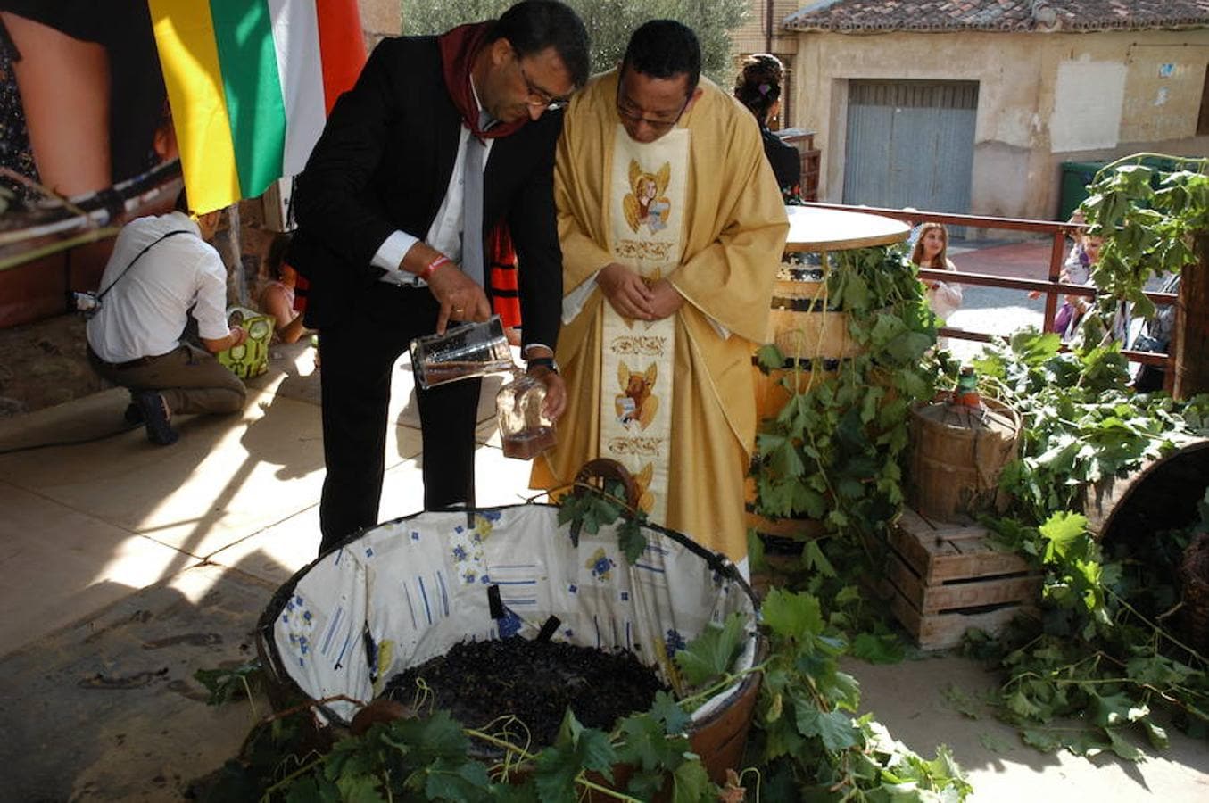 Imágenes del día grande de las fiestas de Rincón de Olivedo. con motivo de sus fiestas de Acción de Gracias y Virgen de la Antigua con procesión, pisado de uva, ofrenda del mosto y misa.