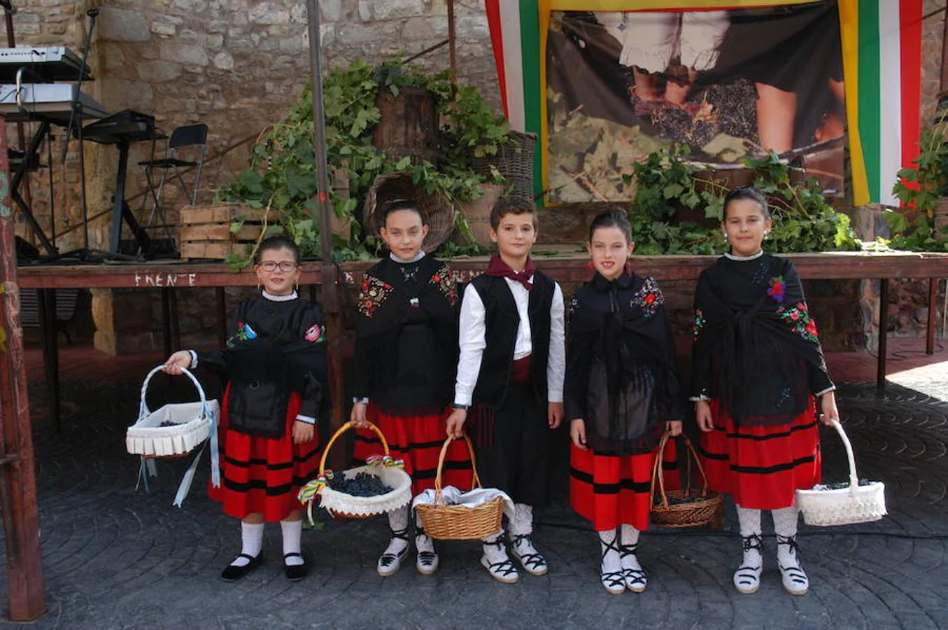 Imágenes del día grande de las fiestas de Rincón de Olivedo. con motivo de sus fiestas de Acción de Gracias y Virgen de la Antigua con procesión, pisado de uva, ofrenda del mosto y misa.