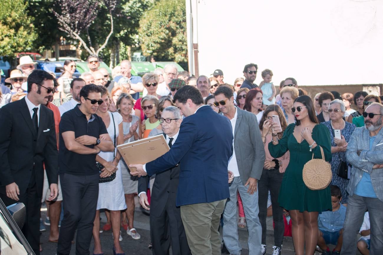 Acto de inauguración de las calles que Ezcaray ha dedicado a Marisa Sánchez, Víctor Monge y Cristóbal Zamudio, e inicio de las fiestas de Nuestra Señora de Allende y Gracias.