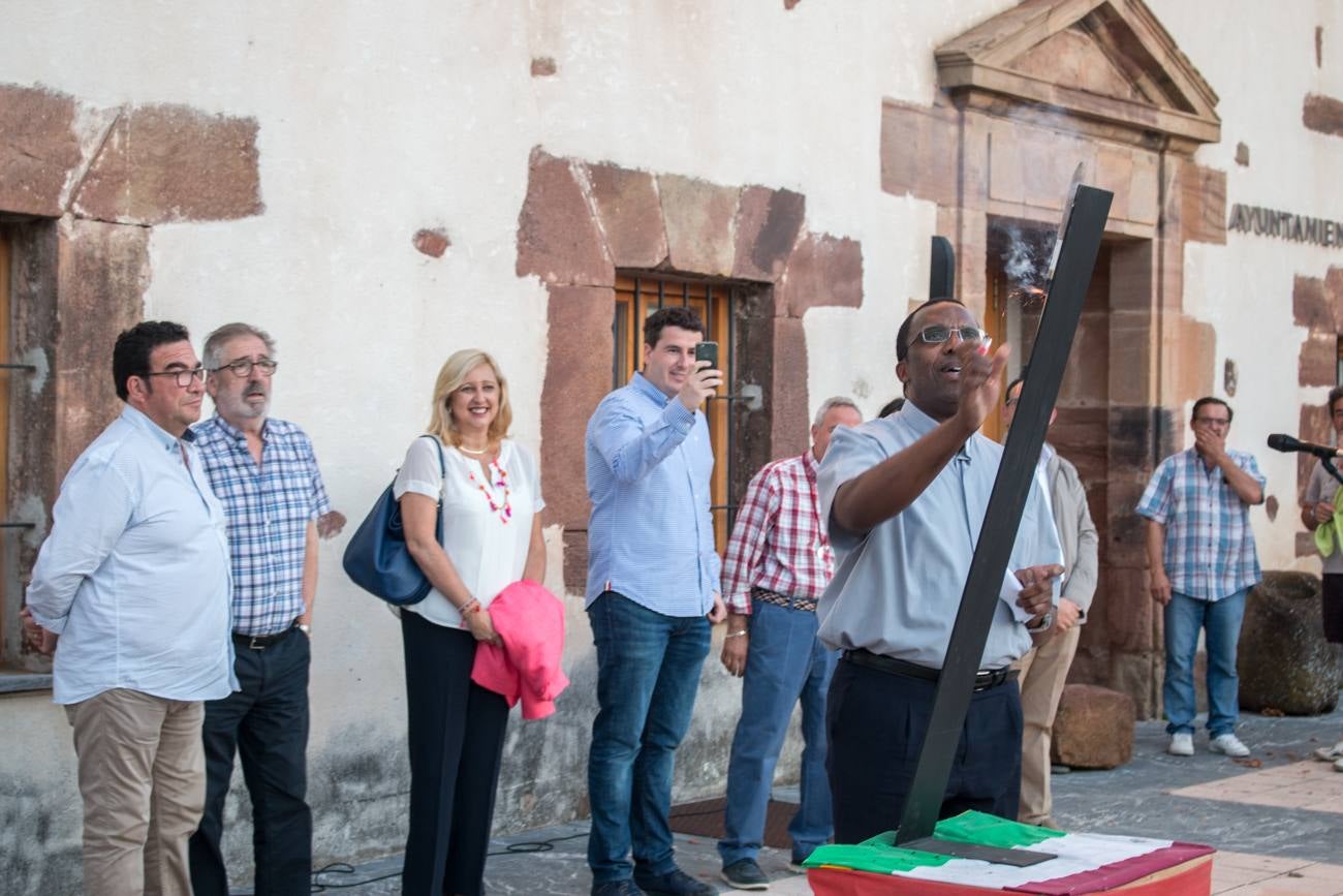 Acto de inauguración de las calles que Ezcaray ha dedicado a Marisa Sánchez, Víctor Monge y Cristóbal Zamudio, e inicio de las fiestas de Nuestra Señora de Allende y Gracias.