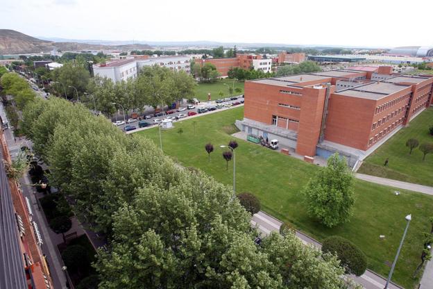 Vista panorámica del campus de la Universidad de La Rioja, con el Edificio Quintiliano en primer término. :: juan marín