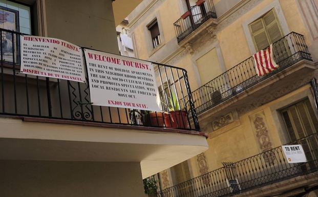 Carteles contra los pisos turisticos en la Barceloneta. 