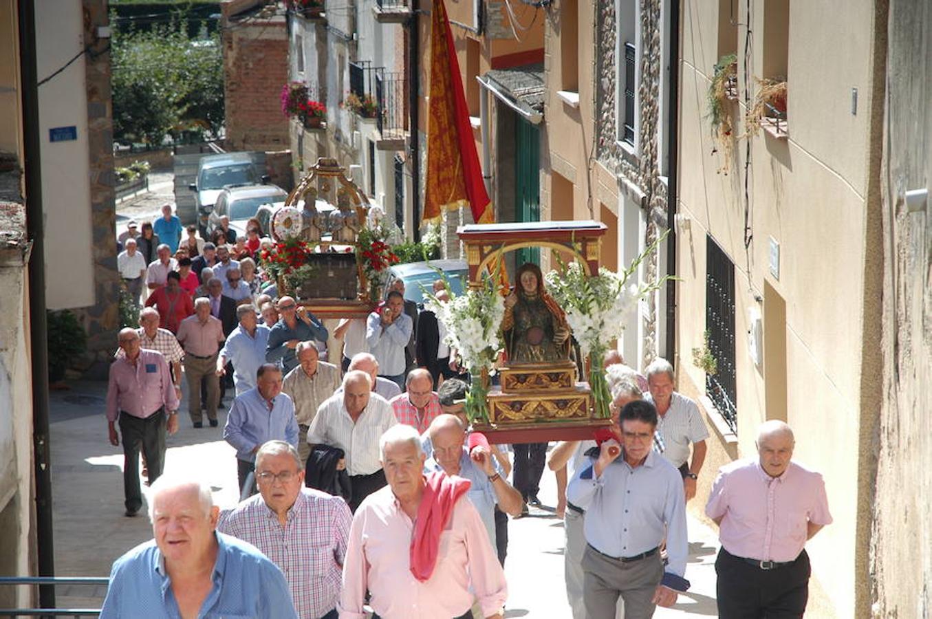 La Villa de Ocón celebró ayer jueves el día grande de San Cosme y San Damián con procesión y misa. Los actos del programa festivo comenzaron el miércoles y durarán hasta el sábado.