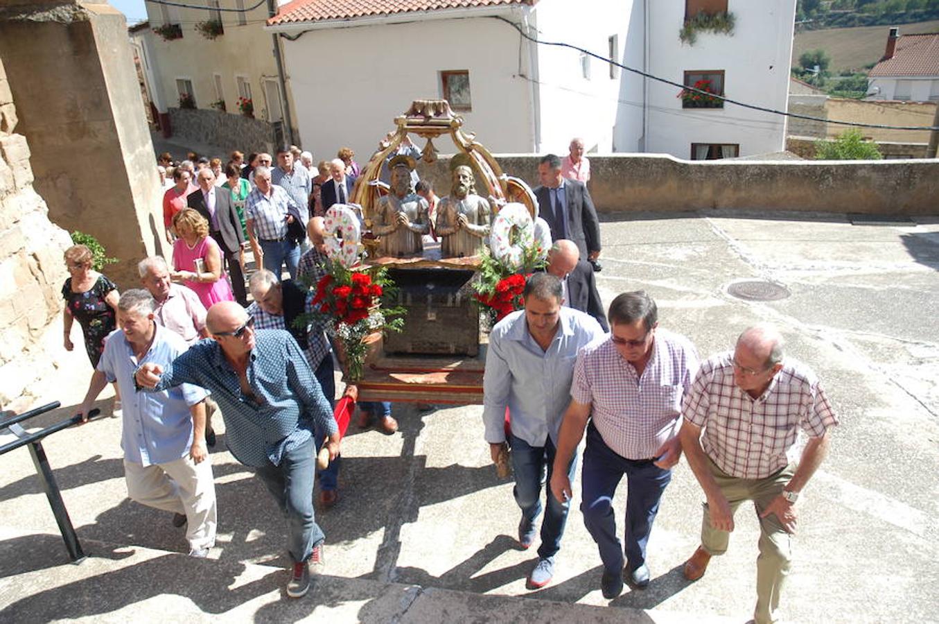 La Villa de Ocón celebró ayer jueves el día grande de San Cosme y San Damián con procesión y misa. Los actos del programa festivo comenzaron el miércoles y durarán hasta el sábado.