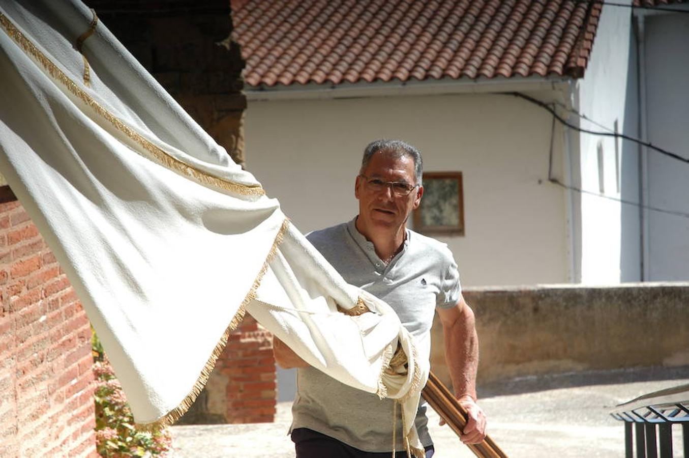 La Villa de Ocón celebró ayer jueves el día grande de San Cosme y San Damián con procesión y misa. Los actos del programa festivo comenzaron el miércoles y durarán hasta el sábado.