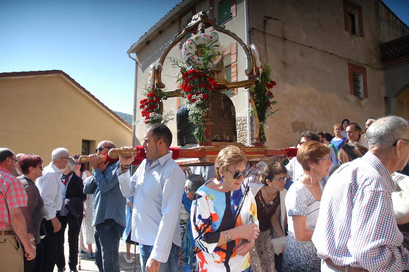 La Villa de Ocón celebró ayer jueves el día grande de San Cosme y San Damián con procesión y misa. Los actos del programa festivo comenzaron el miércoles y durarán hasta el sábado.