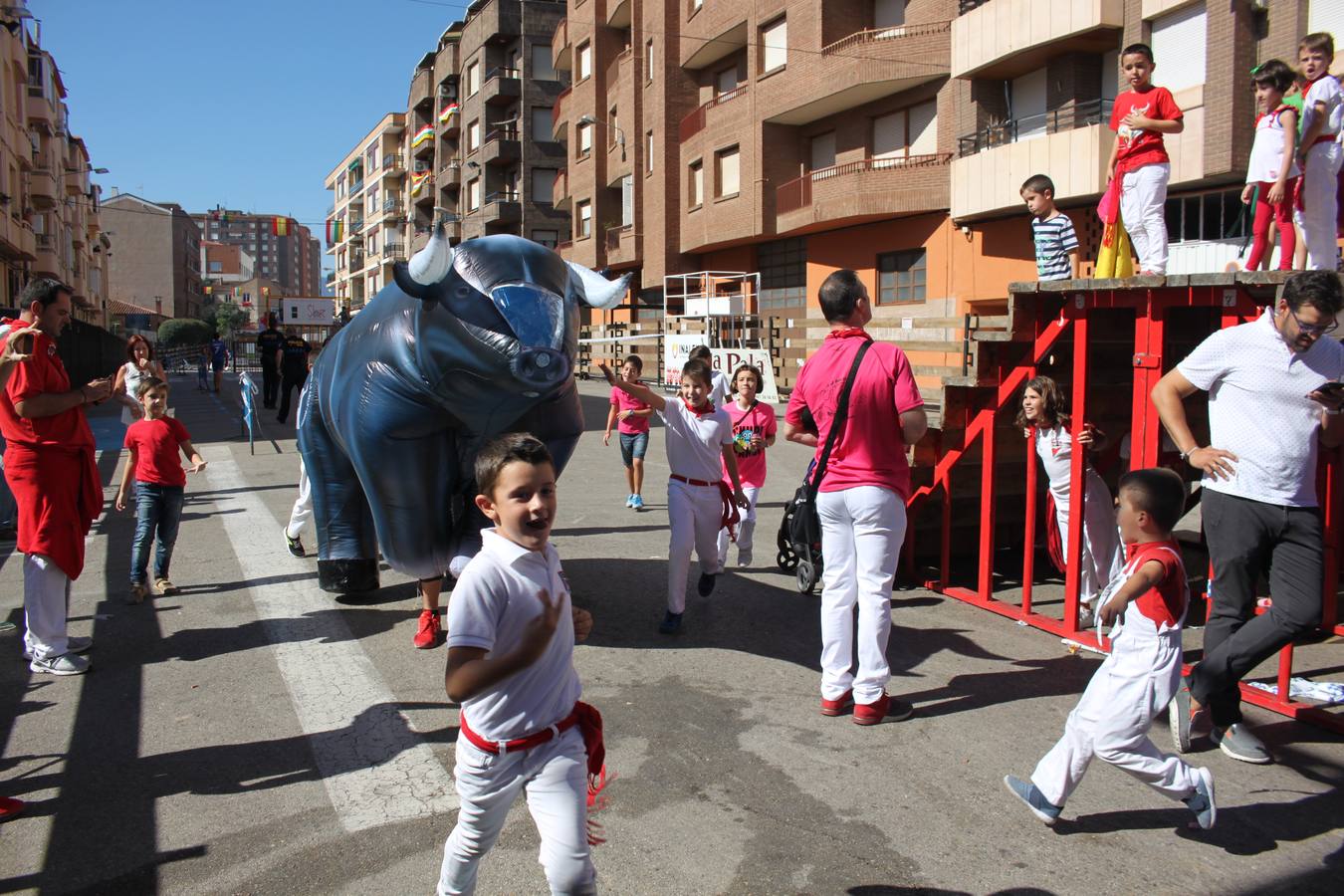 Los arnedanos se echaron a la calle a disfrutar del buen tiempo