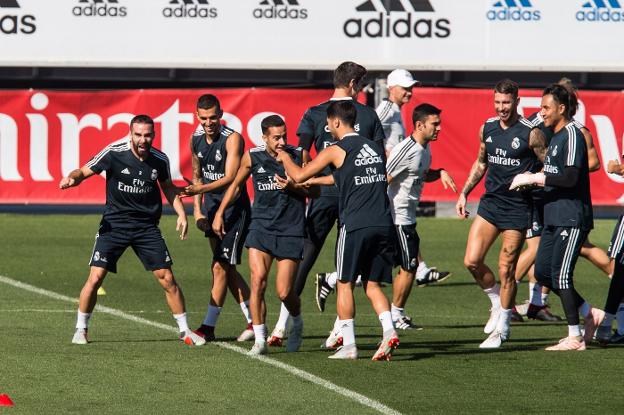 Los jugadores del Real Madrid, durante el entrenamiento de ayer. :: efe
