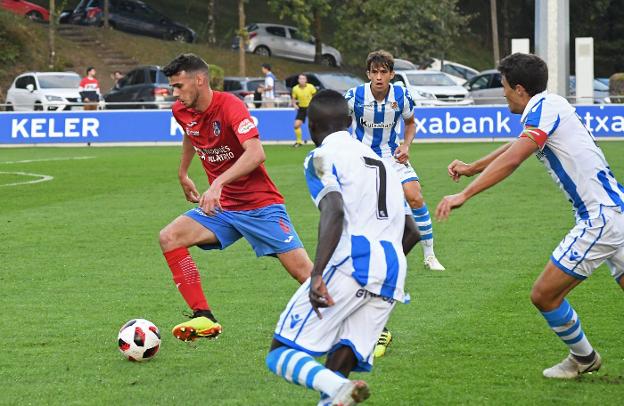 Cárdenas, uno de los
mejores, se lleva el balón
en el primer tiempo.
:: sergio martínez
