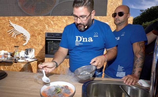 El chef malagueño Dani García durante su 'show cooking' en Dènia.