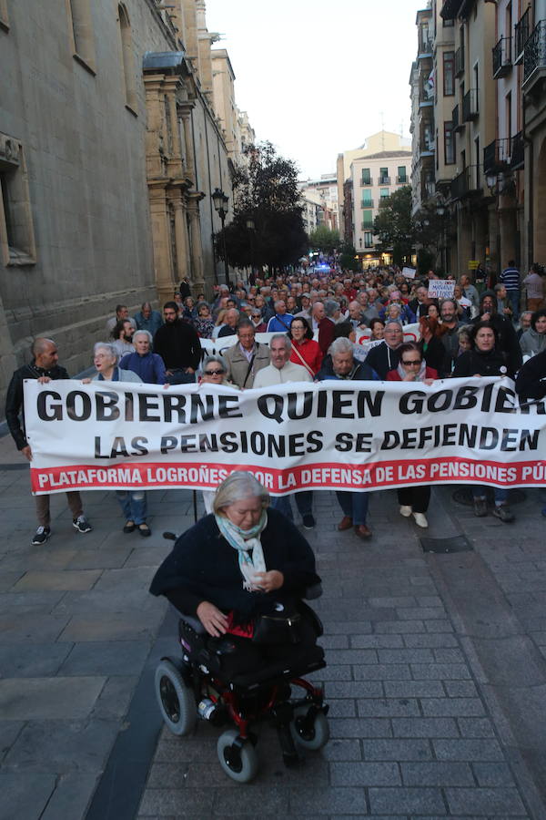 Alrededor de medio millar de personas se han manifestado hoy por el centro de Logroño para reclamar la «defensa» de las pensiones públicas y que su revalorización se blinde en la Constitución.