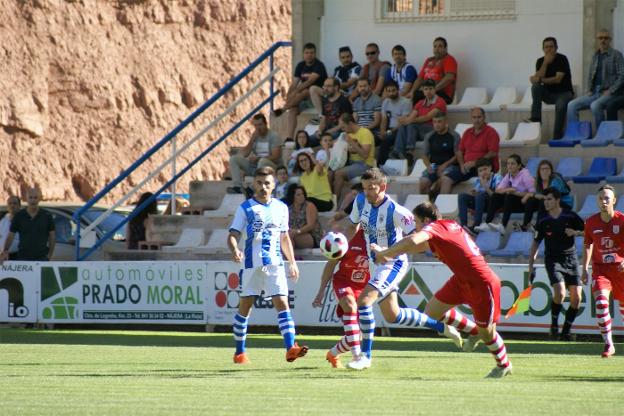 El local Esaúl trata de superar a un rival. :: F. D.