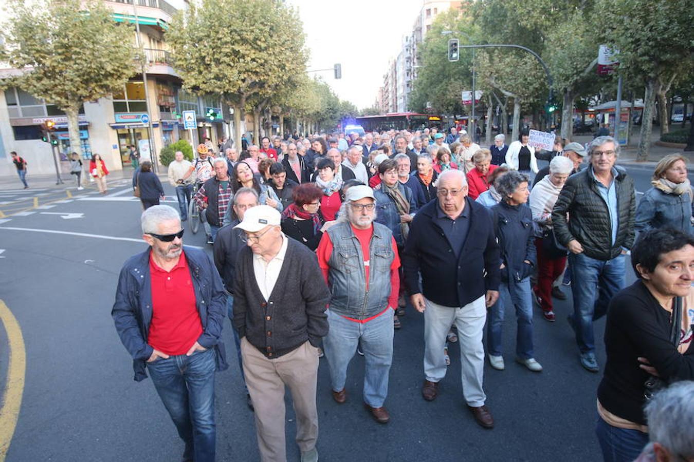 Alrededor de medio millar de personas se han manifestado hoy por el centro de Logroño para reclamar la «defensa» de las pensiones públicas y que su revalorización se blinde en la Constitución.