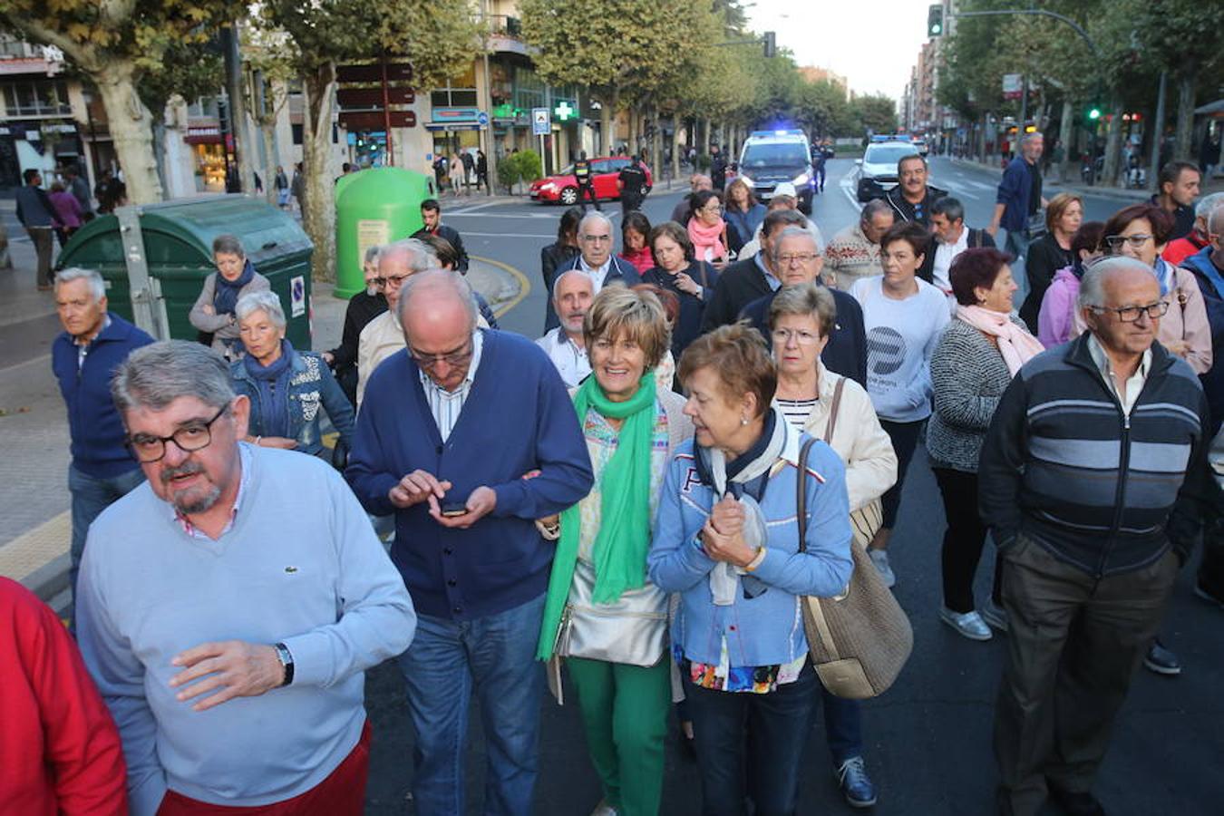 Alrededor de medio millar de personas se han manifestado hoy por el centro de Logroño para reclamar la «defensa» de las pensiones públicas y que su revalorización se blinde en la Constitución.