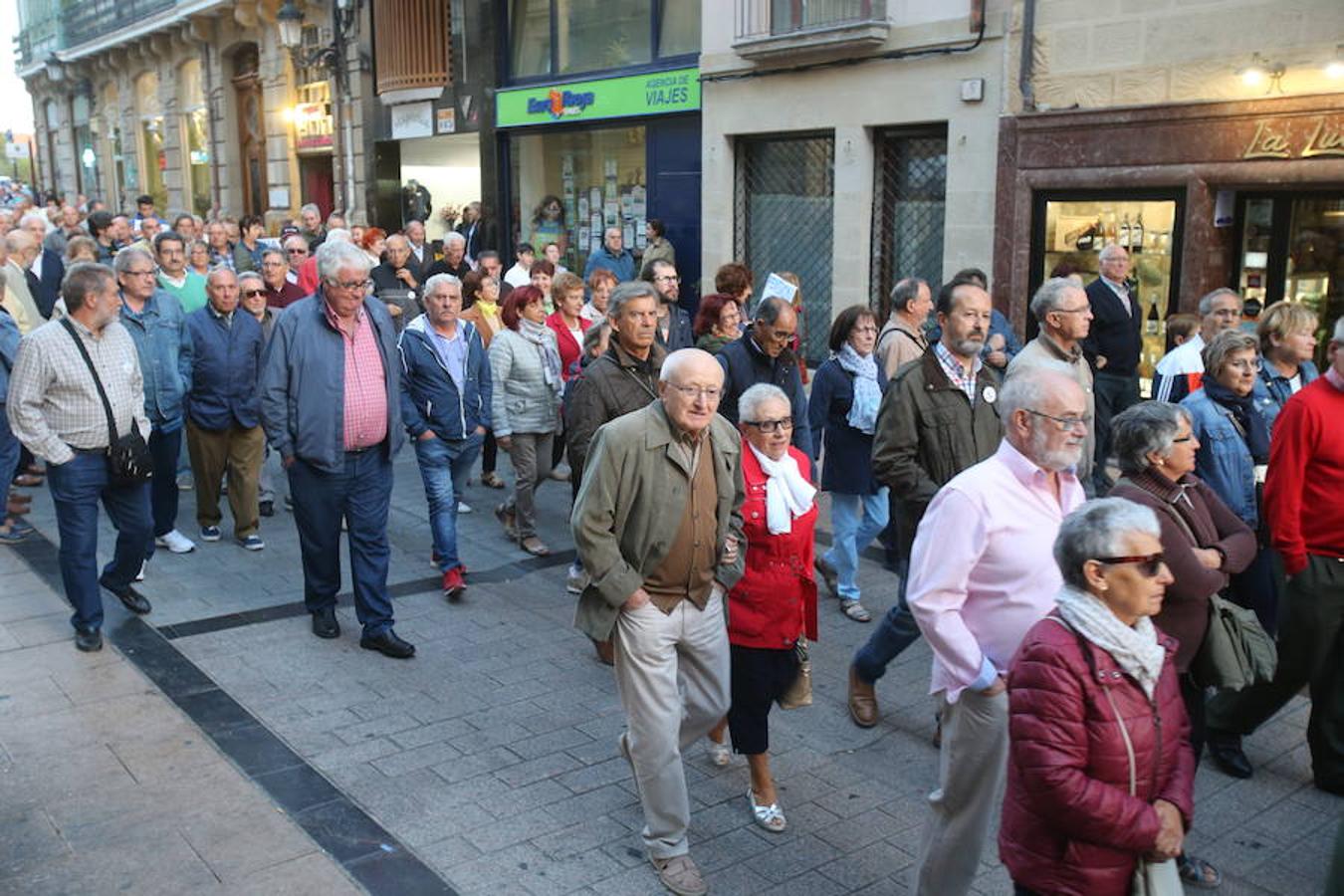 Alrededor de medio millar de personas se han manifestado hoy por el centro de Logroño para reclamar la «defensa» de las pensiones públicas y que su revalorización se blinde en la Constitución.