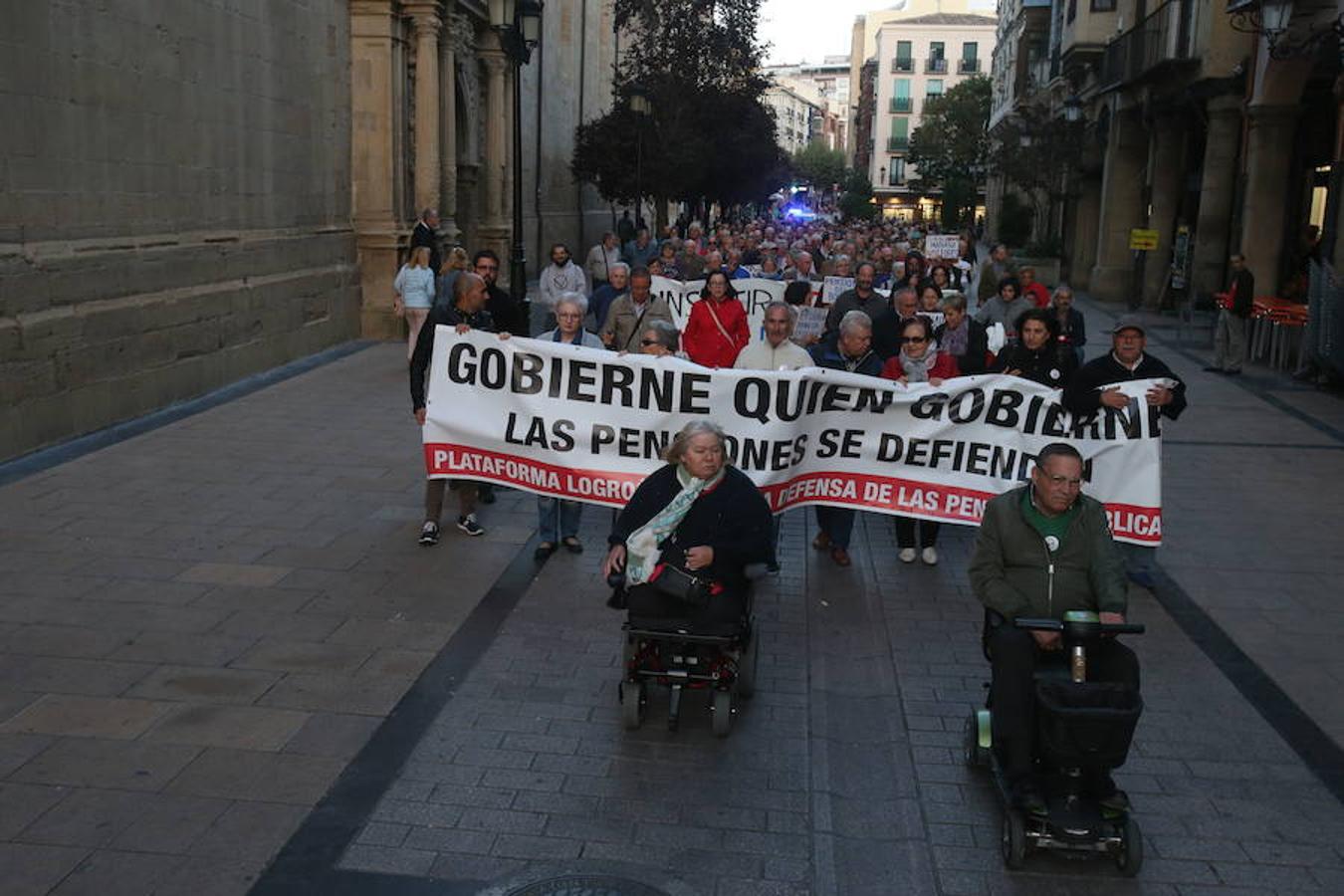 Alrededor de medio millar de personas se han manifestado hoy por el centro de Logroño para reclamar la «defensa» de las pensiones públicas y que su revalorización se blinde en la Constitución.