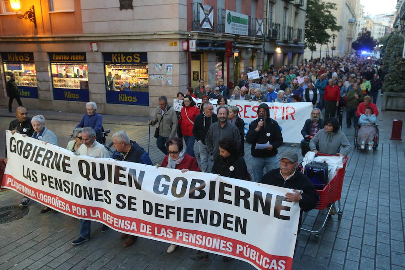 Alrededor de medio millar de personas se han manifestado hoy por el centro de Logroño para reclamar la «defensa» de las pensiones públicas y que su revalorización se blinde en la Constitución.