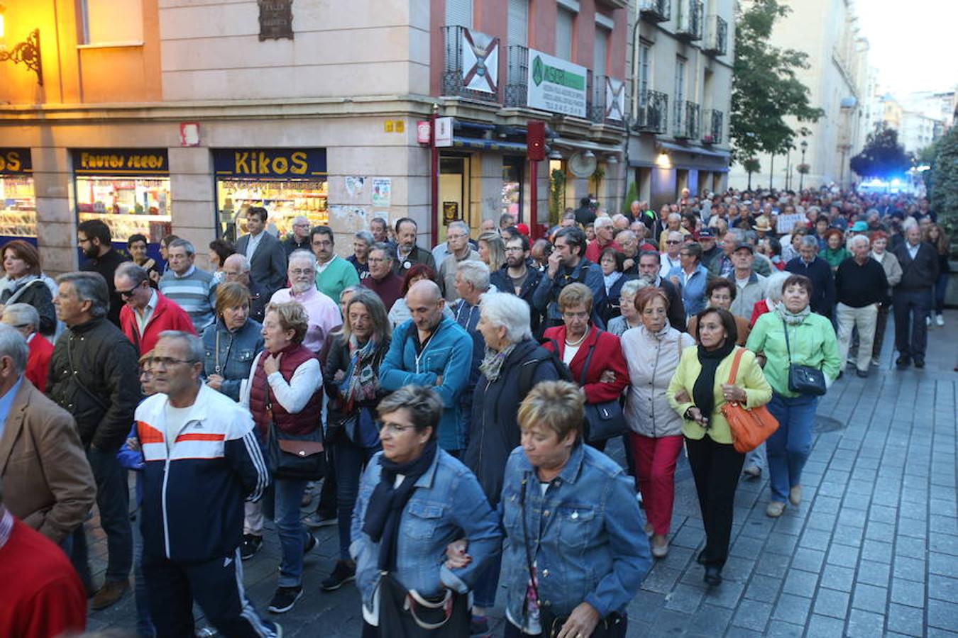 Alrededor de medio millar de personas se han manifestado hoy por el centro de Logroño para reclamar la «defensa» de las pensiones públicas y que su revalorización se blinde en la Constitución.