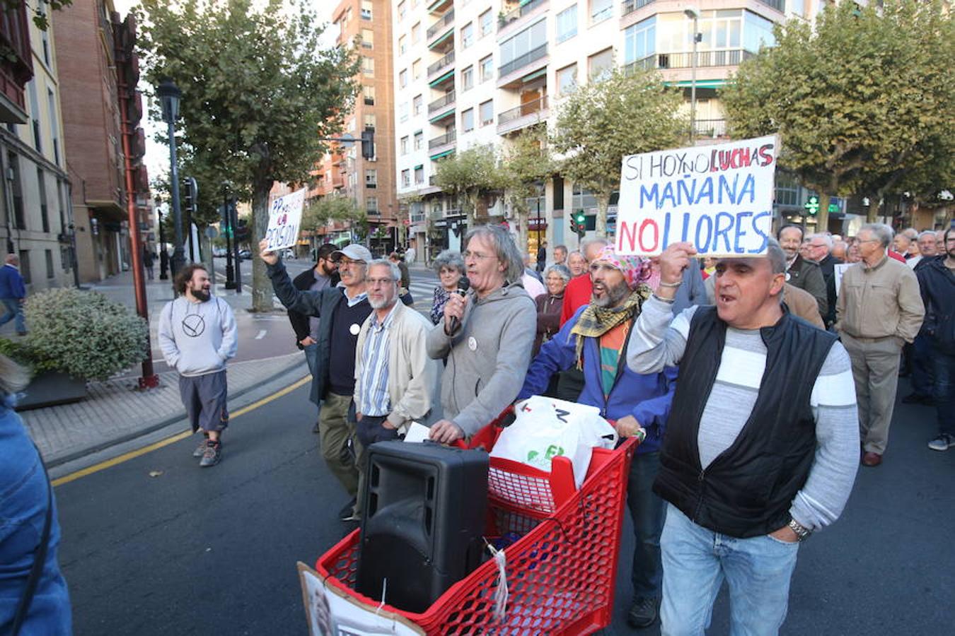 Alrededor de medio millar de personas se han manifestado hoy por el centro de Logroño para reclamar la «defensa» de las pensiones públicas y que su revalorización se blinde en la Constitución.