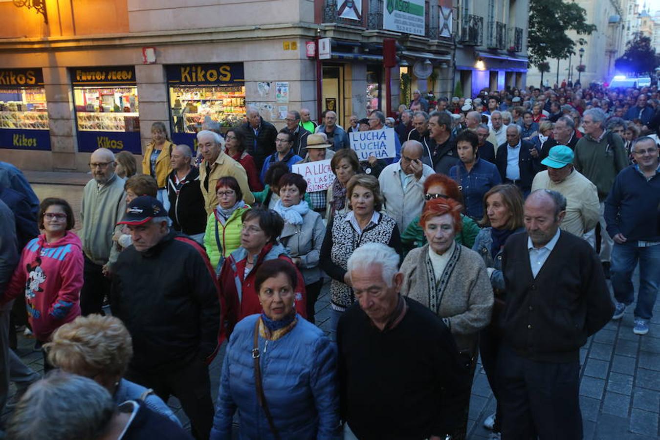 Alrededor de medio millar de personas se han manifestado hoy por el centro de Logroño para reclamar la «defensa» de las pensiones públicas y que su revalorización se blinde en la Constitución.