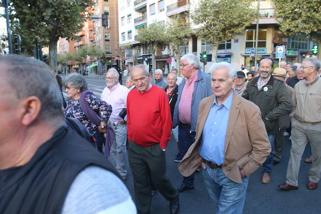 Alrededor de medio millar de personas se han manifestado hoy por el centro de Logroño para reclamar la «defensa» de las pensiones públicas y que su revalorización se blinde en la Constitución.