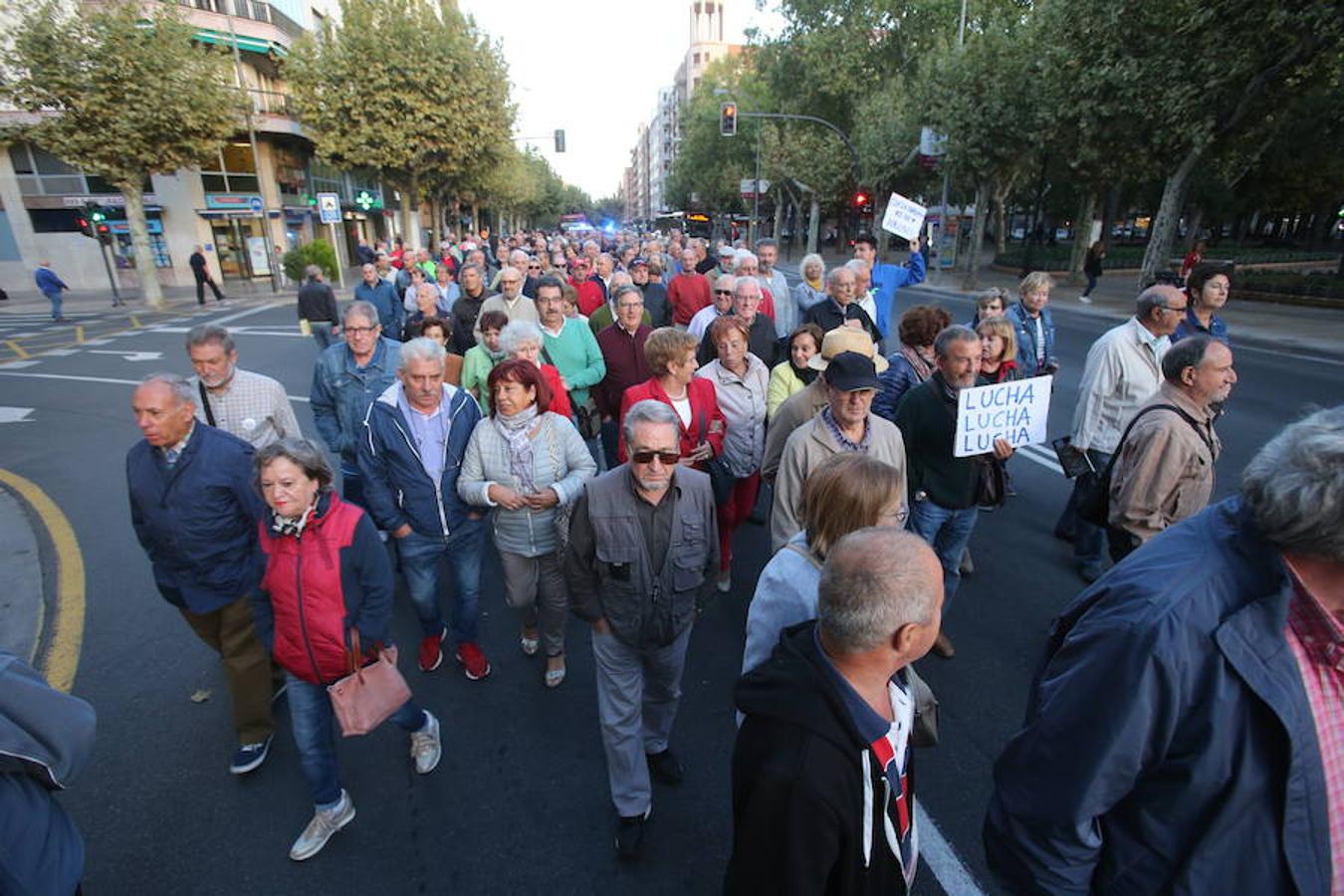 Alrededor de medio millar de personas se han manifestado hoy por el centro de Logroño para reclamar la «defensa» de las pensiones públicas y que su revalorización se blinde en la Constitución.