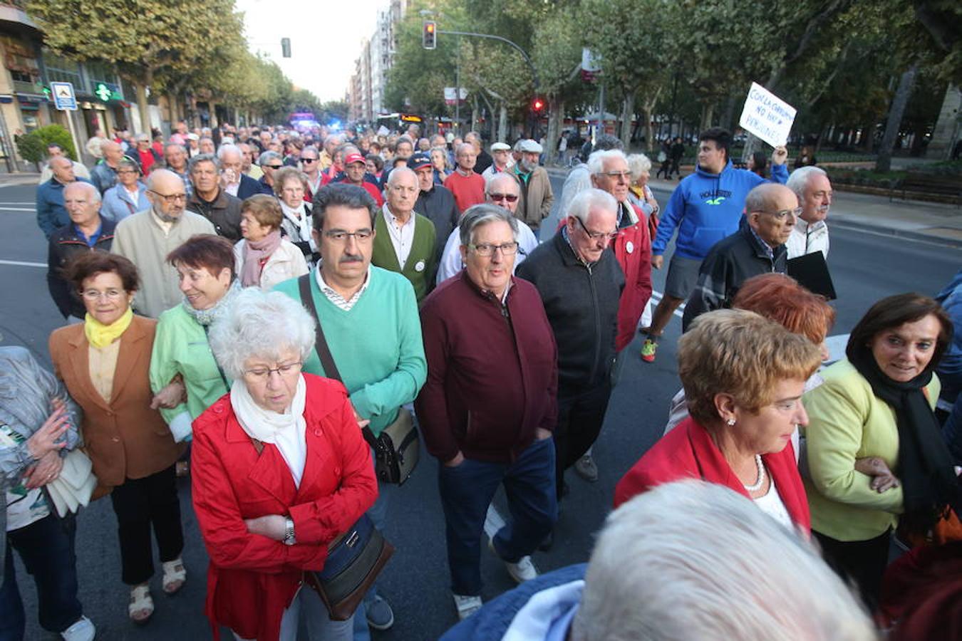 Alrededor de medio millar de personas se han manifestado hoy por el centro de Logroño para reclamar la «defensa» de las pensiones públicas y que su revalorización se blinde en la Constitución.