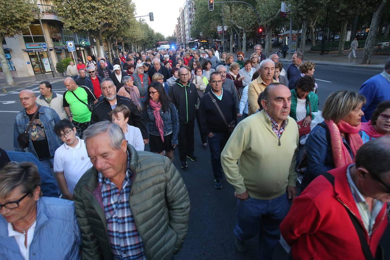 Alrededor de medio millar de personas se han manifestado hoy por el centro de Logroño para reclamar la «defensa» de las pensiones públicas y que su revalorización se blinde en la Constitución.