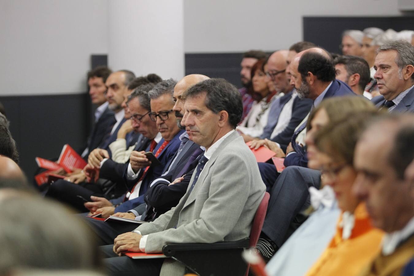 El rector de la Universidad de La Rioja (UR), Julio Rubio, ha inaugurado este lunes de forma oficial el curso 2018-2019 aunque está a dos días de someterse a una cuestión de confianza en el claustro, que podría determinar su salida de este puesto.