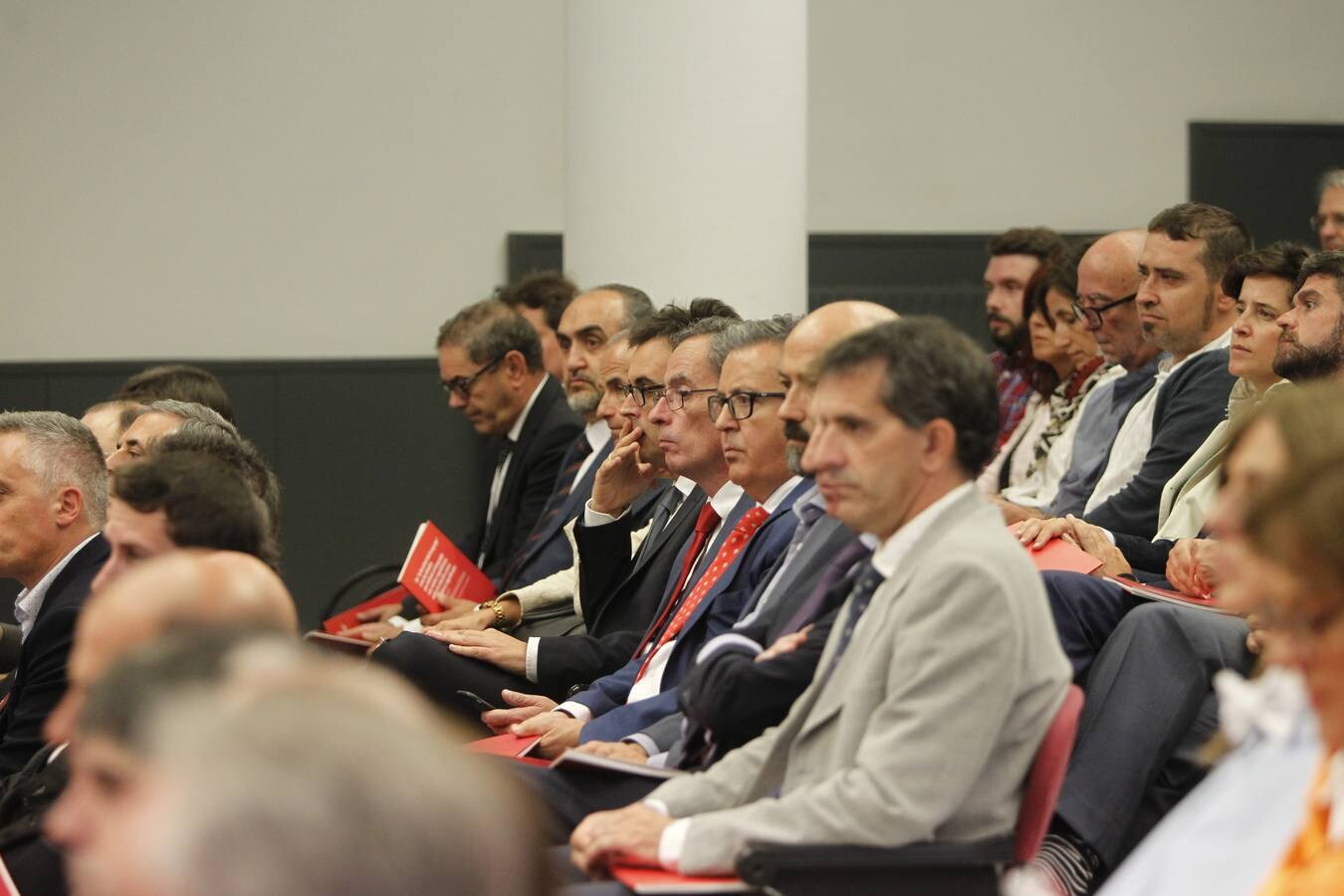 El rector de la Universidad de La Rioja (UR), Julio Rubio, ha inaugurado este lunes de forma oficial el curso 2018-2019 aunque está a dos días de someterse a una cuestión de confianza en el claustro, que podría determinar su salida de este puesto.