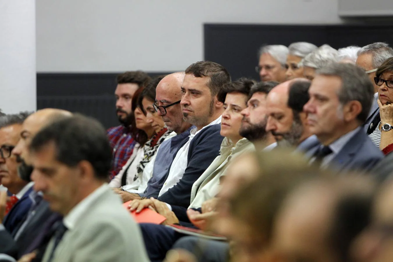 El rector de la Universidad de La Rioja (UR), Julio Rubio, ha inaugurado este lunes de forma oficial el curso 2018-2019 aunque está a dos días de someterse a una cuestión de confianza en el claustro, que podría determinar su salida de este puesto.