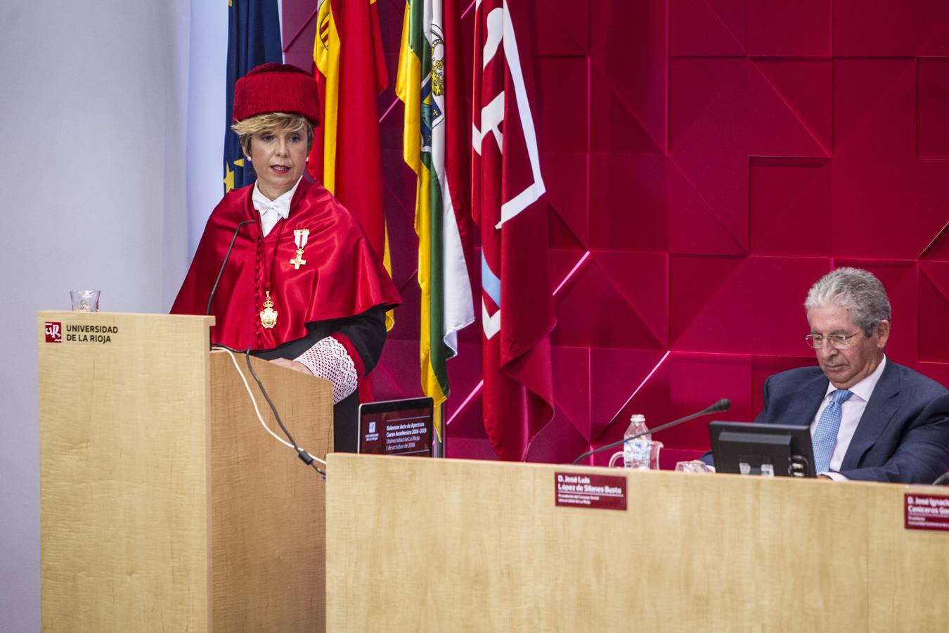 El rector de la Universidad de La Rioja (UR), Julio Rubio, ha inaugurado este lunes de forma oficial el curso 2018-2019 aunque está a dos días de someterse a una cuestión de confianza en el claustro, que podría determinar su salida de este puesto.